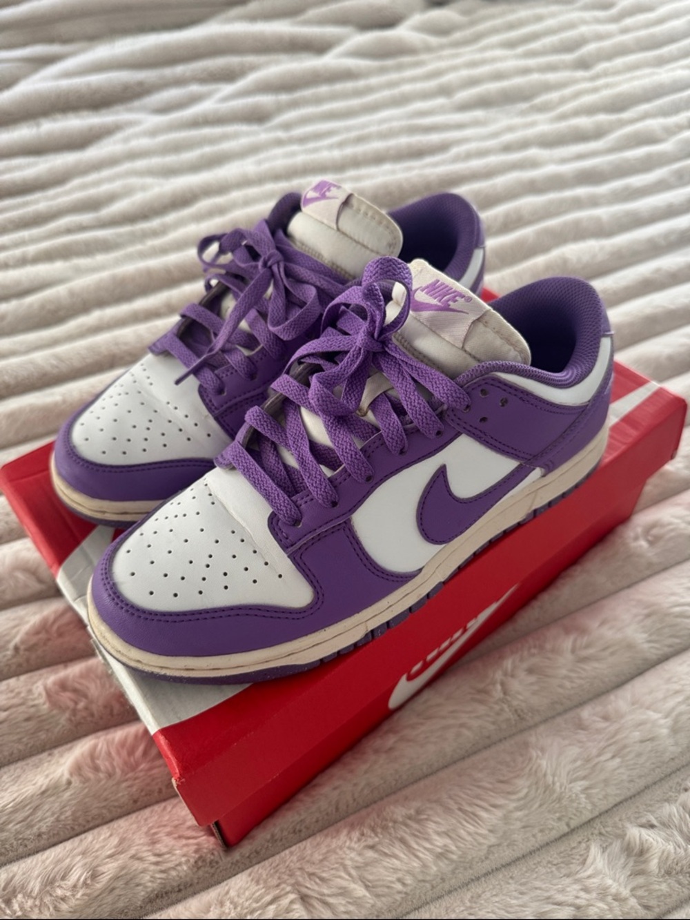 Women’s Nike dunk, low neck, nature Sneakers.